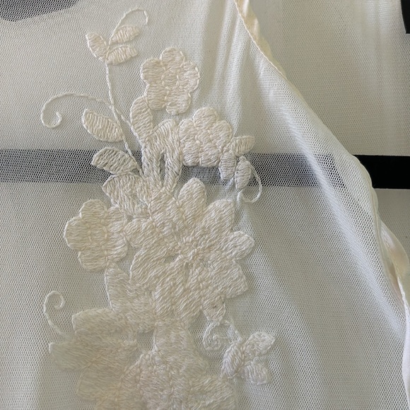 Beautiful white blouse with white embroidery - Picture 2 of 6